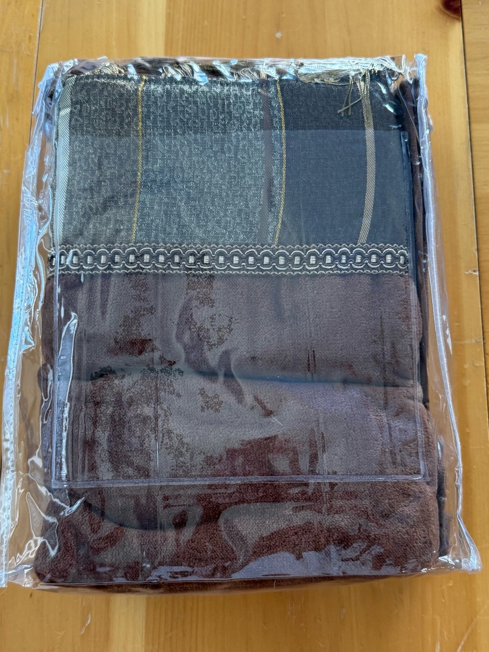 New In Packaging Sherry Kline Chambord Brown Embellished 3-piece Towel Set - Picture 6 of 7